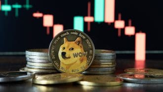 Een afbeelding van dogecoin (DOGE) munten voor een candle chart grafiek die een dalende koers weergeeft