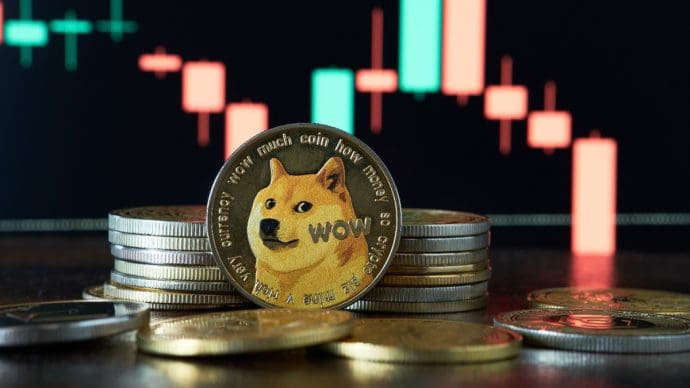 Een afbeelding van dogecoin (DOGE) munten voor een candle chart grafiek die een dalende koers weergeeft