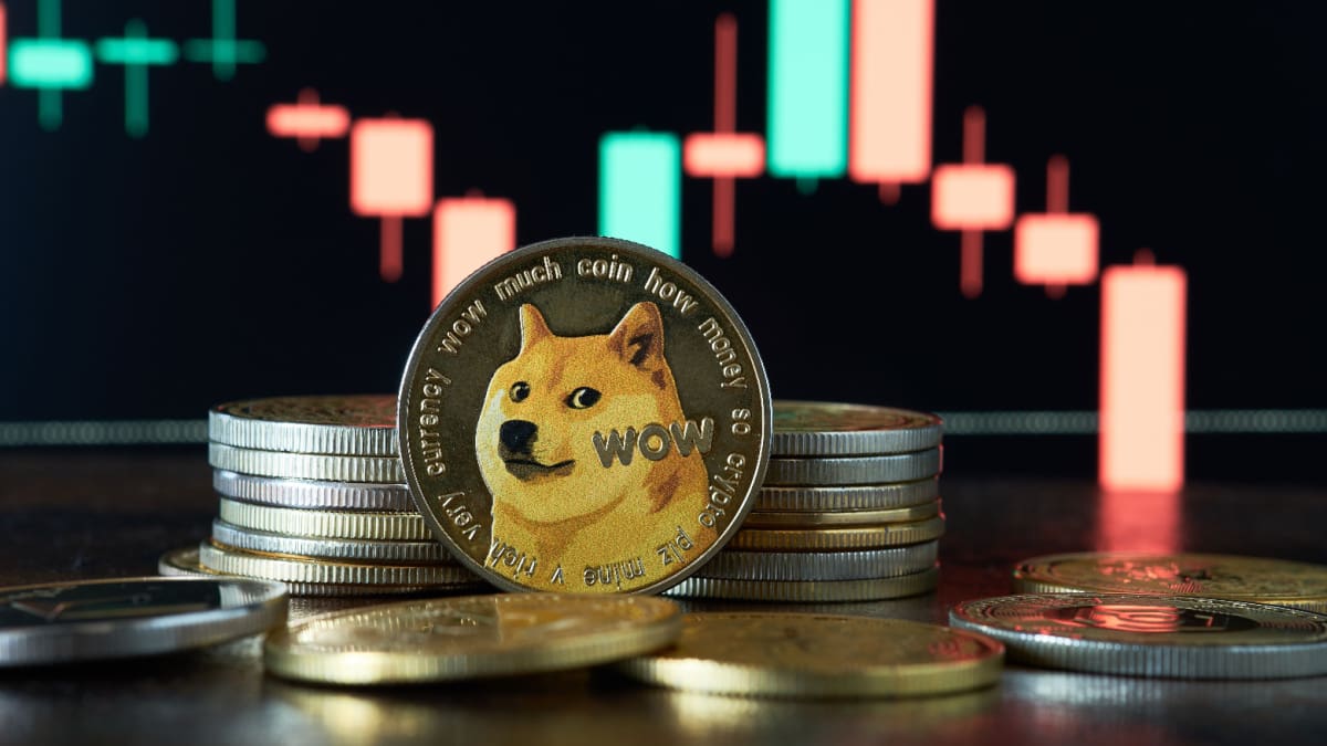 Een afbeelding van dogecoin (DOGE) munten voor een candle chart grafiek die een dalende koers weergeeft