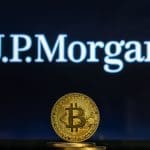 Een afbeelding van een bitcoin (BTC) munt met op de achtergrond het logo van JP Morgan, een van de grootste en belangrijkste banken ter wereld