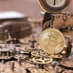 Een afbeelding van een bitcoin (BTC) tussen een aantal radarwerken