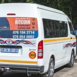 Een afbeelding van een busje in zuid afrika met een advertentie van bitcoin