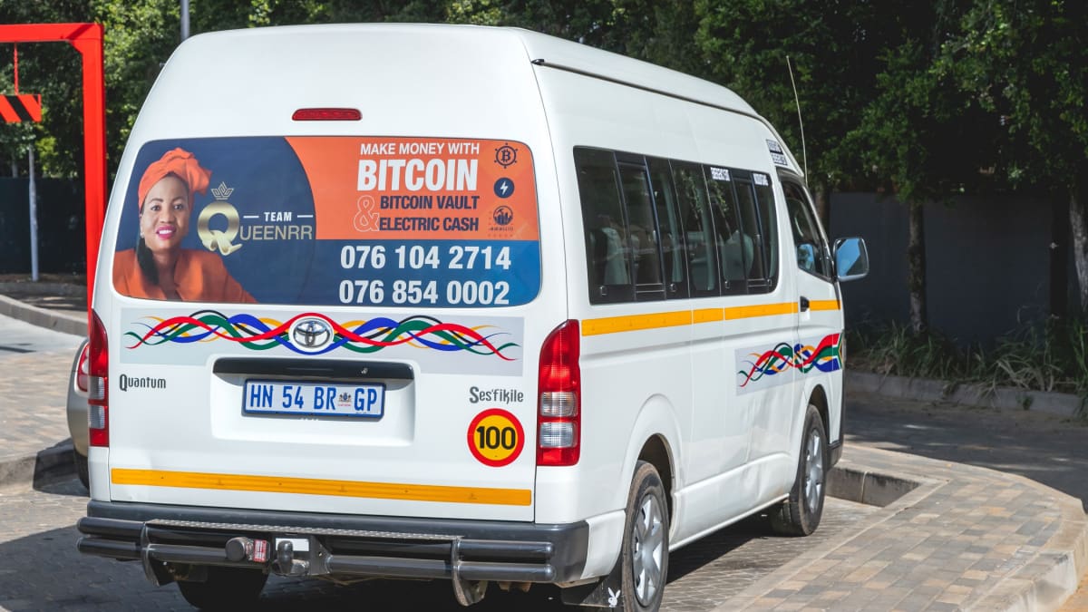 Een afbeelding van een busje in zuid afrika met een advertentie van bitcoin
