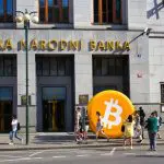 Een afbeelding van een grote opgeblazen bitcoin munt voor een bank in Praag, Tsjechië