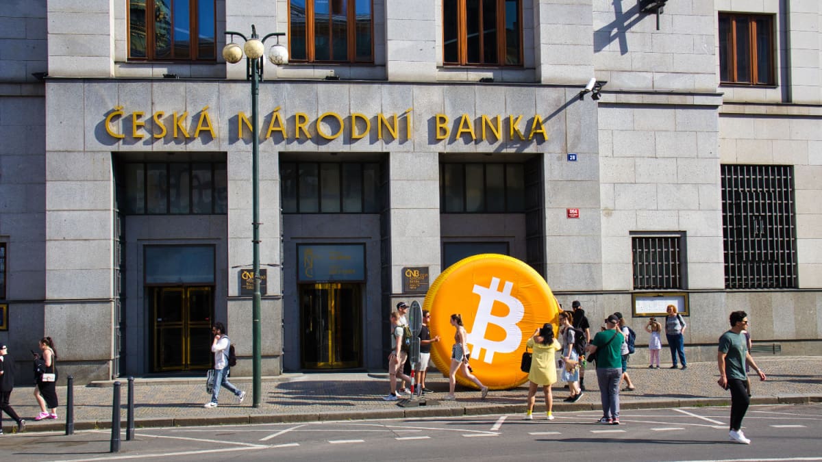 Een afbeelding van een grote opgeblazen bitcoin munt voor een bank in Praag, Tsjechië