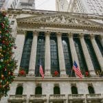 Een afbeelding van een kerstboom naast de New York Stock Exchange