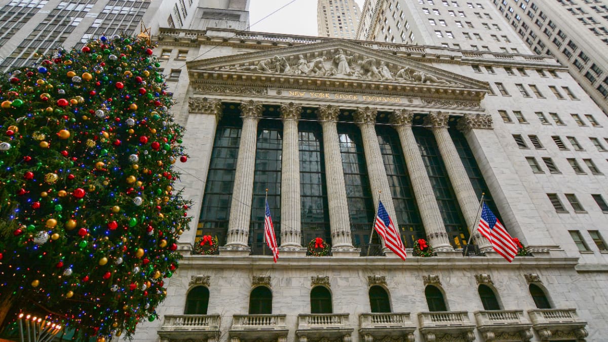 Een afbeelding van een kerstboom naast de New York Stock Exchange