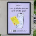 Een afbeelding van een reclamebord van Revolut in Amsterdam, Nederland