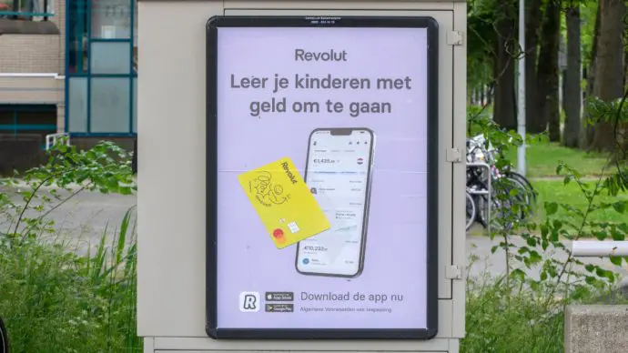Een afbeelding van een reclamebord van Revolut in Amsterdam, Nederland