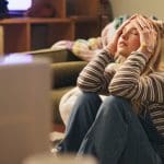 Een afbeelding van een vrouw die hevige stress ervaart