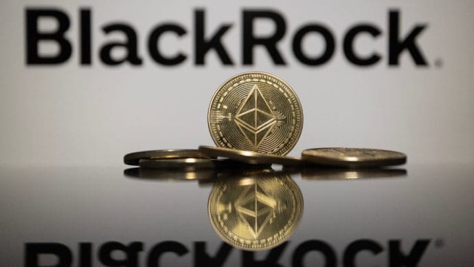 Een afbeelding van ethereum (ETH) munten voor het logo van vermogensbeheerder BlackRock