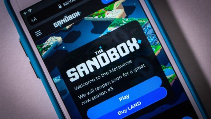 Een afbeelding van het cryptoproject the sandbox als mobiele game op een telefoon