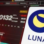 Een afbeelding van het logo van Terra (Luna) met op de achtergrond een koers en een grafiek op een coinpagina van de munt