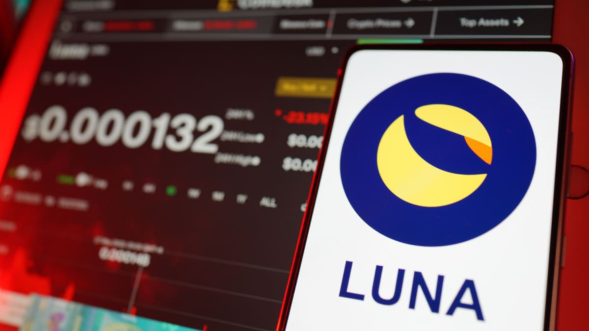 Een afbeelding van het logo van Terra (Luna) met op de achtergrond een koers en een grafiek op een coinpagina van de munt