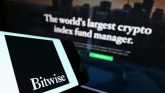 Een afbeelding van het logo van vermogensbeheerder Bitwise met op de achtergrond hun website