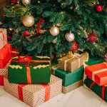 Een afbeelding van kerst cadeaus onder de kerstboom