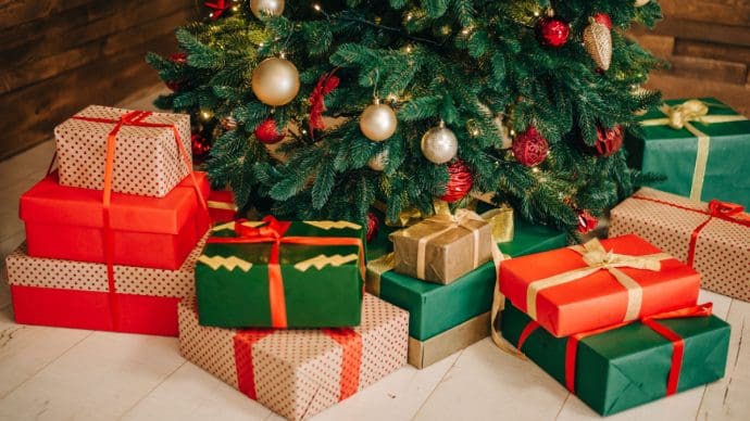 Een afbeelding van kerst cadeaus onder de kerstboom