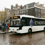 Ethereum bus rijdt door Amsterdam