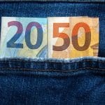 Wat levert je €3000 eindejaarsbonus in 2050 op als je spaart of belegt?