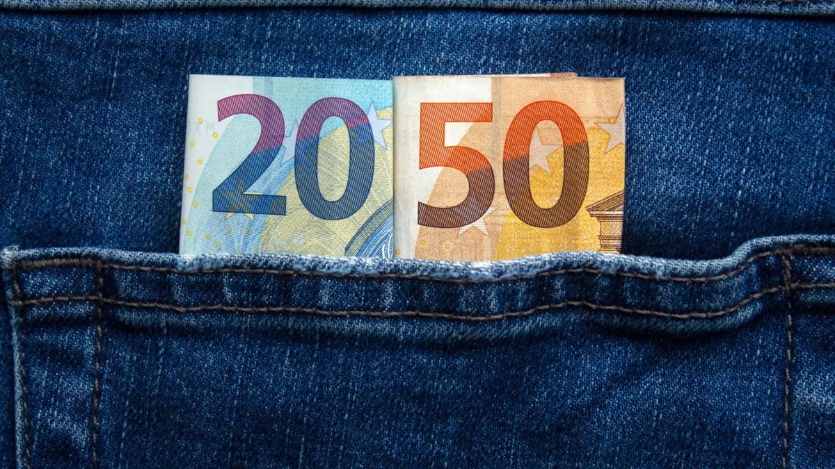 Wat levert je &euro;3000 eindejaarsbonus in 2050 op als je spaart of belegt?