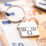 Huissleutel en euro biljetten