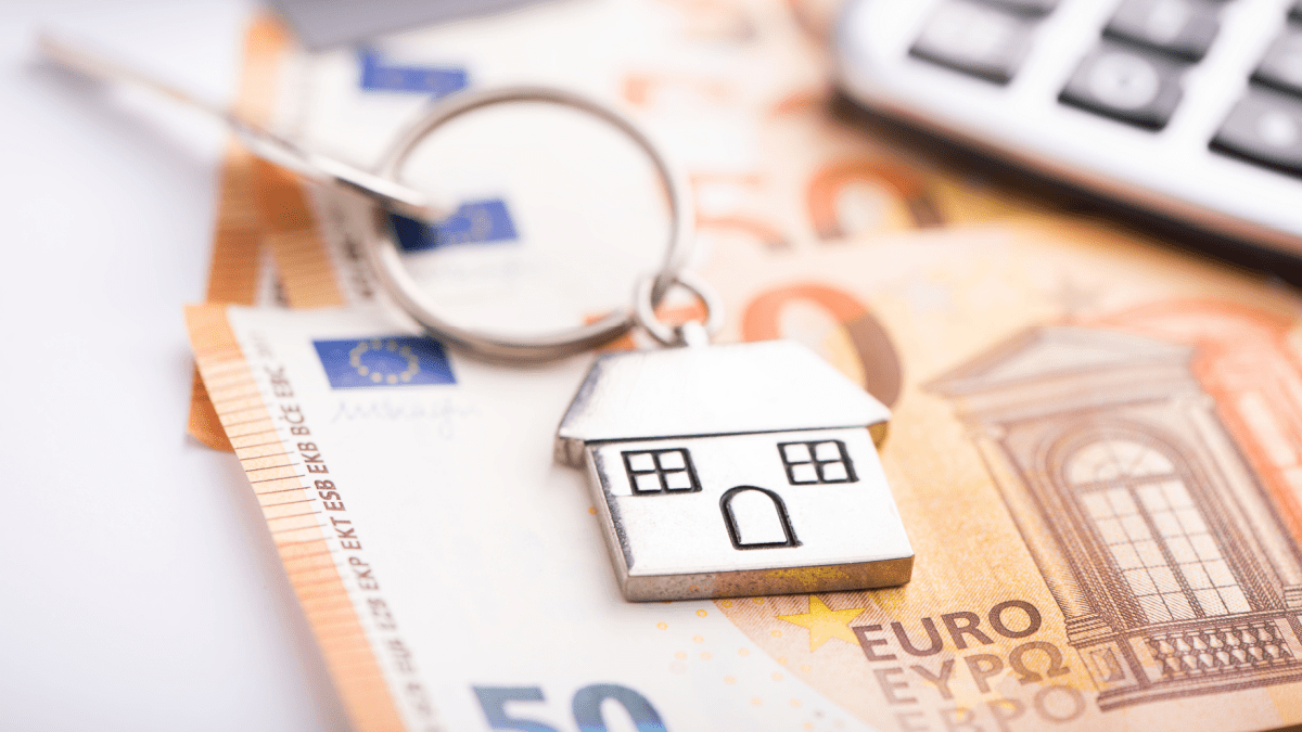 Huissleutel en euro biljetten