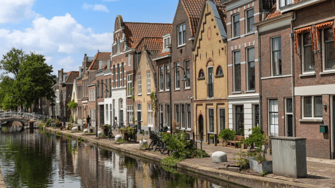 Woningen aan gracht in Gouda
