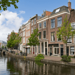 Woningen aan gracht in Leiden