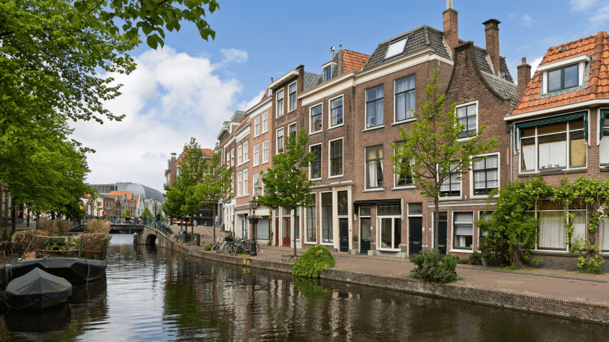 Woningen aan gracht in Leiden
