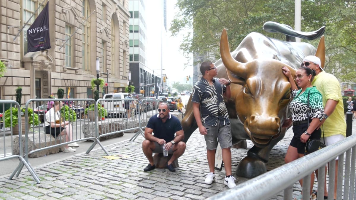 bull op wall street met mensen