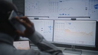 handelaar kijkt naar schermen