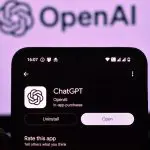 Een afbeelding van ChatGPT in de Play Store met op de achtergrond het logo van moederbedrijf OpenAI