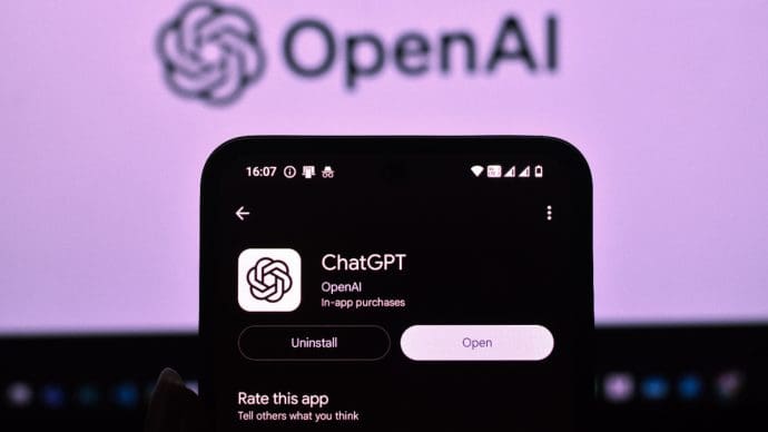 Een afbeelding van ChatGPT in de Play Store met op de achtergrond het logo van moederbedrijf OpenAI