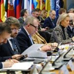 Een afbeelding van Europese en internationale diplomaten op een conferentie in Brussel