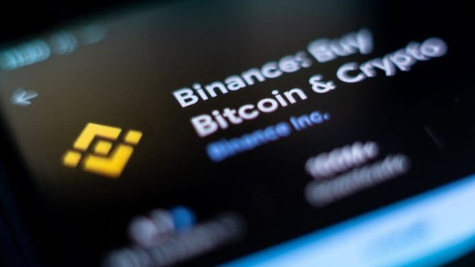 Een afbeelding van cryptobeurs binance als app beschikbaar in de play store of app store
