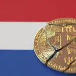 Een afbeelding van de Nederlandse vlag met een gebroken bitcoin (BTC) munt erbij