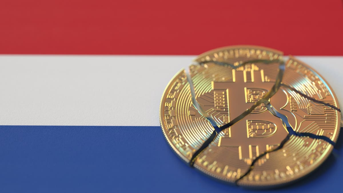 Een afbeelding van de Nederlandse vlag met een gebroken bitcoin (BTC) munt erbij