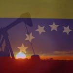 Een afbeelding van de Venezuelaanse vlag als overlay op een oliepomp