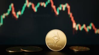 Een afbeelding van de ethereum (ETH) koers met een dalende grafiek in de achtergrond
