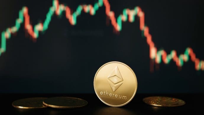 Een afbeelding van de ethereum (ETH) koers met een dalende grafiek in de achtergrond
