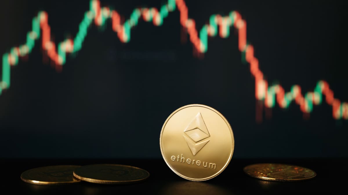 Een afbeelding van de ethereum (ETH) koers met een dalende grafiek in de achtergrond