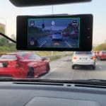 Een afbeelding van een auto met een dashcam die de weg aan het filmen is