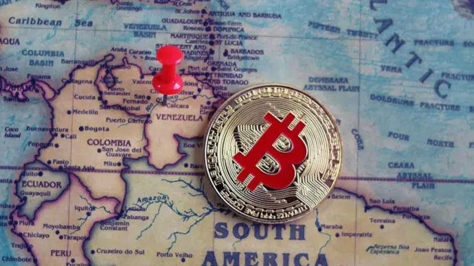 Een afbeelding van een bitcoin (BTC) munt bij het land Venezuela in zuid amerika