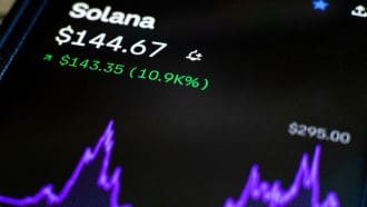 Een afbeelding van een coinpagina van Solana (SOL) op een cryptobeurs met daarbij een grafiek van de koers