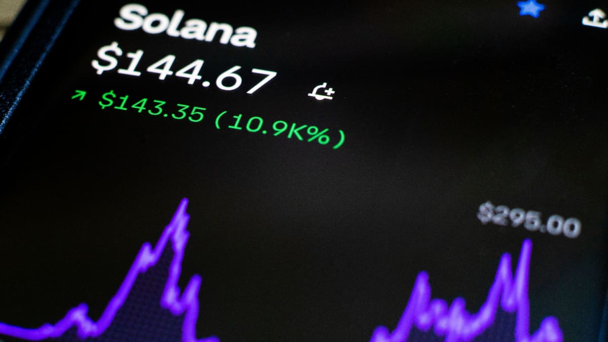 Een afbeelding van een coinpagina van Solana (SOL) op een cryptobeurs met daarbij een grafiek van de koers