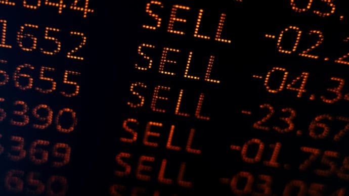 Een afbeelding van een scherm met marktdata waarop een crypto of aandeel sterk verkocht wordt