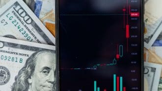 Een afbeelding van een short squeeze in een grafiek op een mobiele telefoon