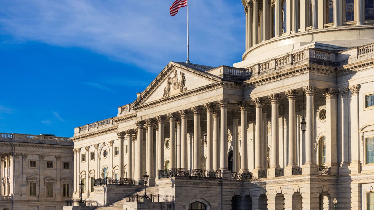 Kritiek op politicus die belegt in Bitcoin terwijl hij de regels bepaalt