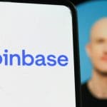 Een afbeelding van het logo van Coinbase met CEO brian armstrong op de achtergrond