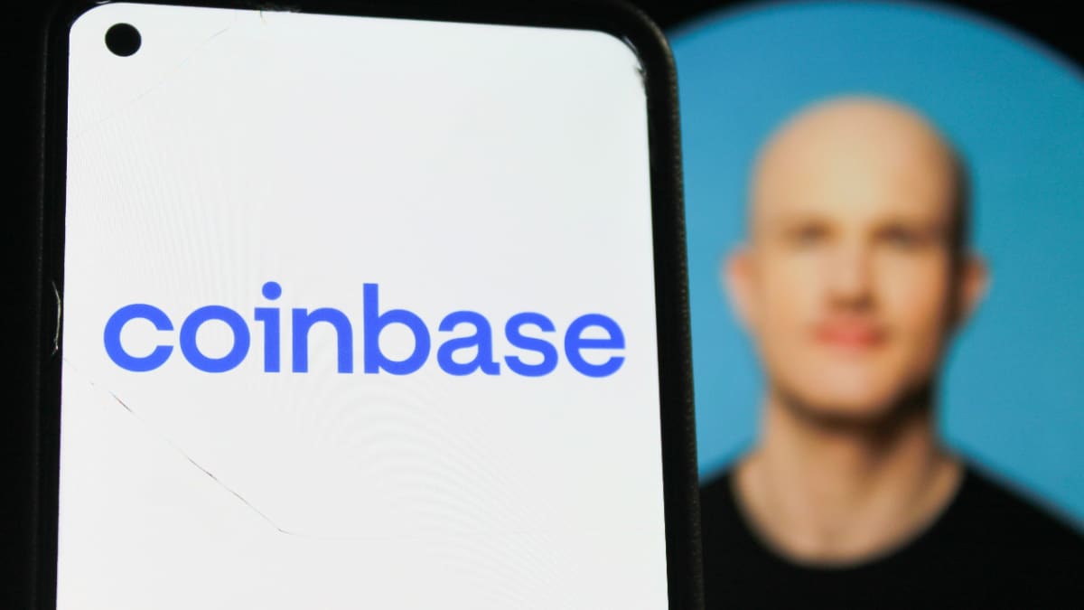 Een afbeelding van het logo van Coinbase met CEO brian armstrong op de achtergrond